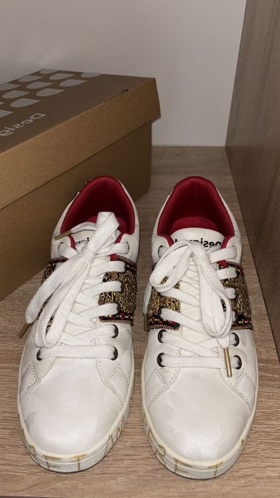 Adidasi Desigual accesorizați