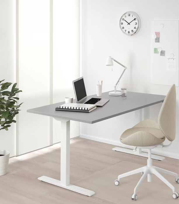 Birou Ikea reglabil pe inaltime (gri)
