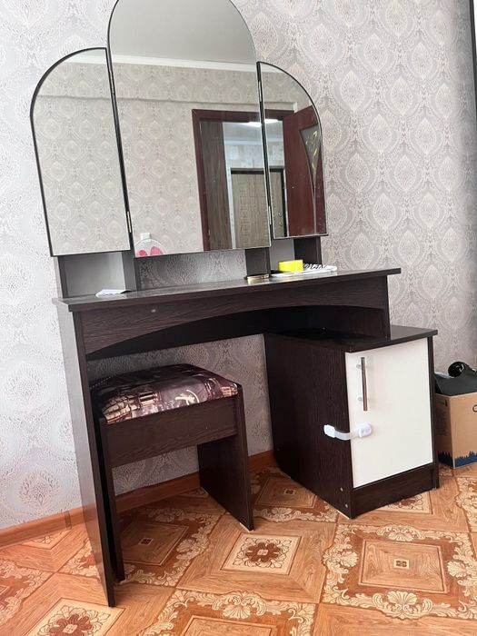 Продам туалетный столик