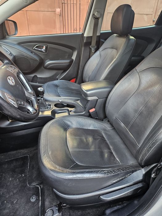 Hyundai ix35 blue drive