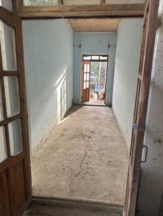 Хасанбой Эски постдан 3км кирганда йул юзи 1 линия нотурар бино