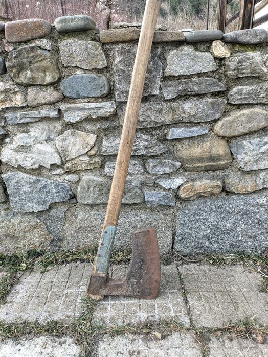 Огромна стара брадва за колекция