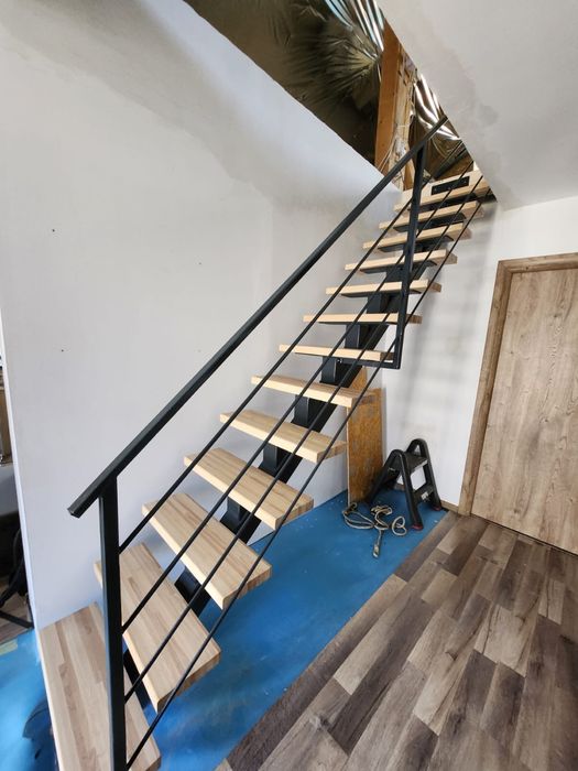 Scari interioare cu trepte din lemn