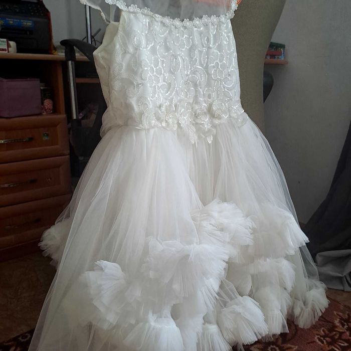 Платья нарядные.