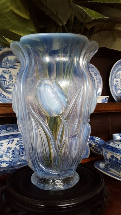 Ваза Barolac "Тюльпаны" из опалесцентного стекла