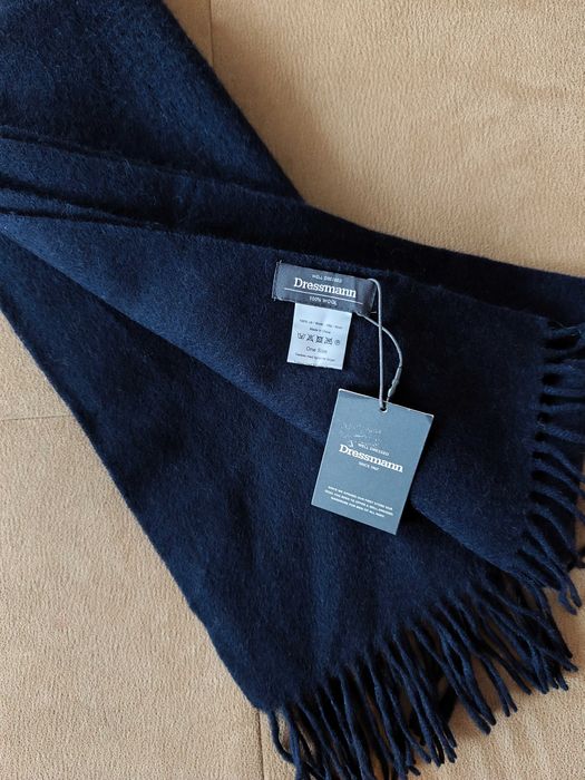 Dressman нов с етикет шал в тъмно синьо от 100 % вълна