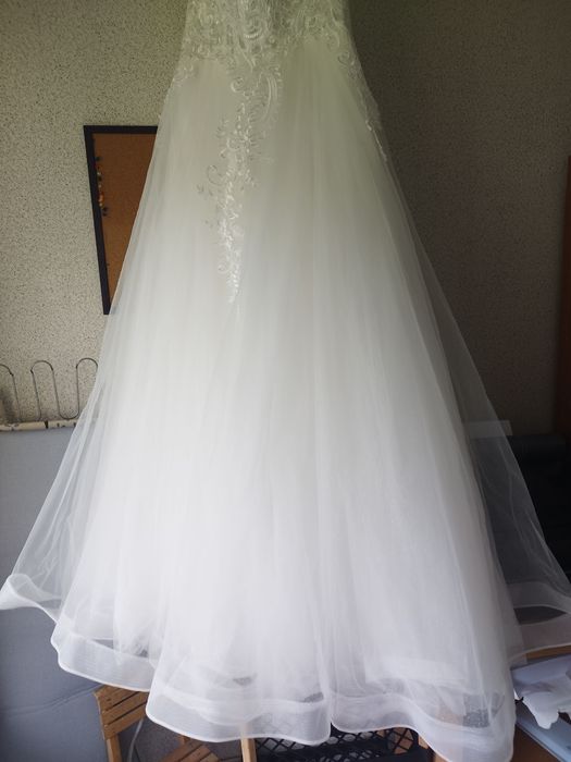 Сватбена рокля с блестящ тюл