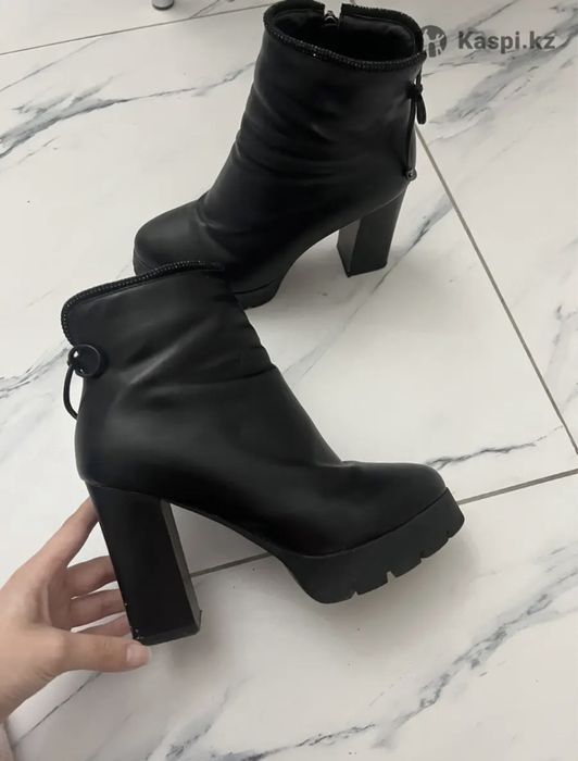 Ботинки осенние на высоком каблуке