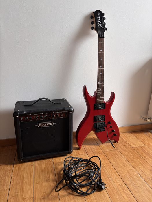 Vând set chitară electrică + amplificator + microfon + husă + cabluri