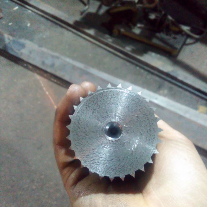 Токарный фрезерный сверловка  работой