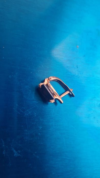 Золотая серьга гранат