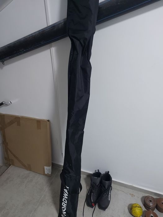 Лыжи с палками и обувью