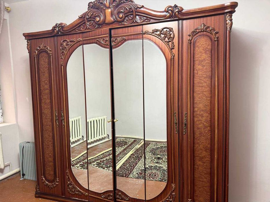 Спальная мебель(шкаф + туалетный столик)