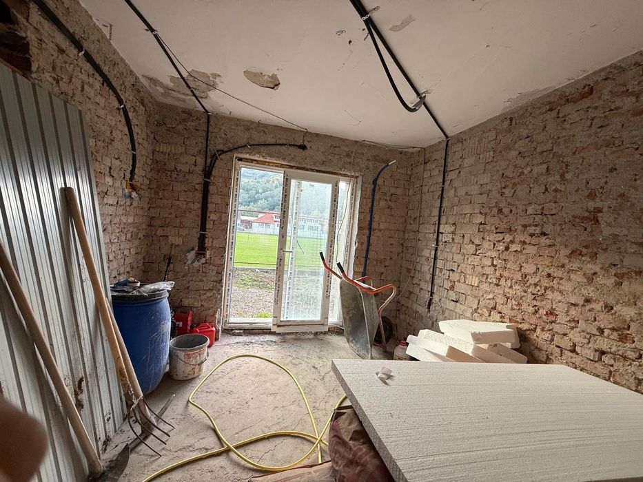 Apartament cu 3 camere si curte proprie