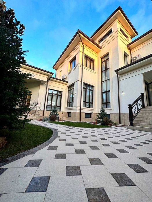 Сдаётся шикарный новый евродом на центр Луначарского.