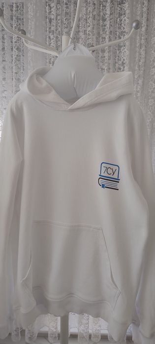 Продавам ученически униформи