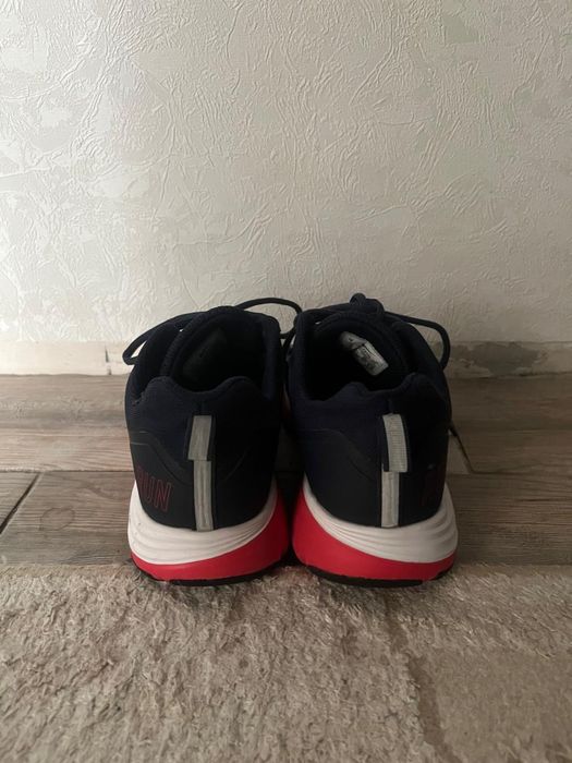 Крассовки  Nike..