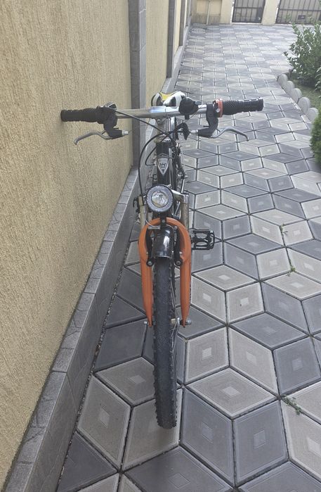 Bicicletă MTB neagră cu suspensie, stare bună