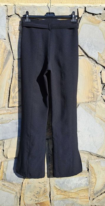 Прав панталон с цепка отстрани
Висока талия и подвижен колан