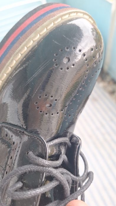 Лачени обувки на платформа,използвани много малко, шити ,40номер