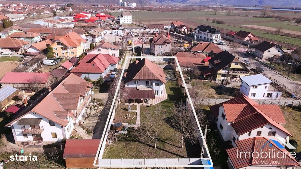 Casă spațioasă de vânzare – Hațeg | Zonă centrală | Teren 1.400 mp