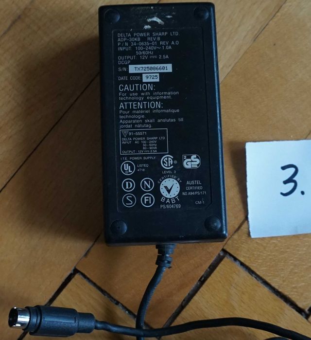 2 броя адаптери за лаптоп