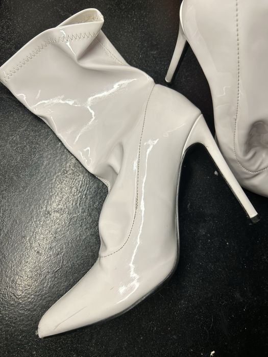 Бели обувки на ток