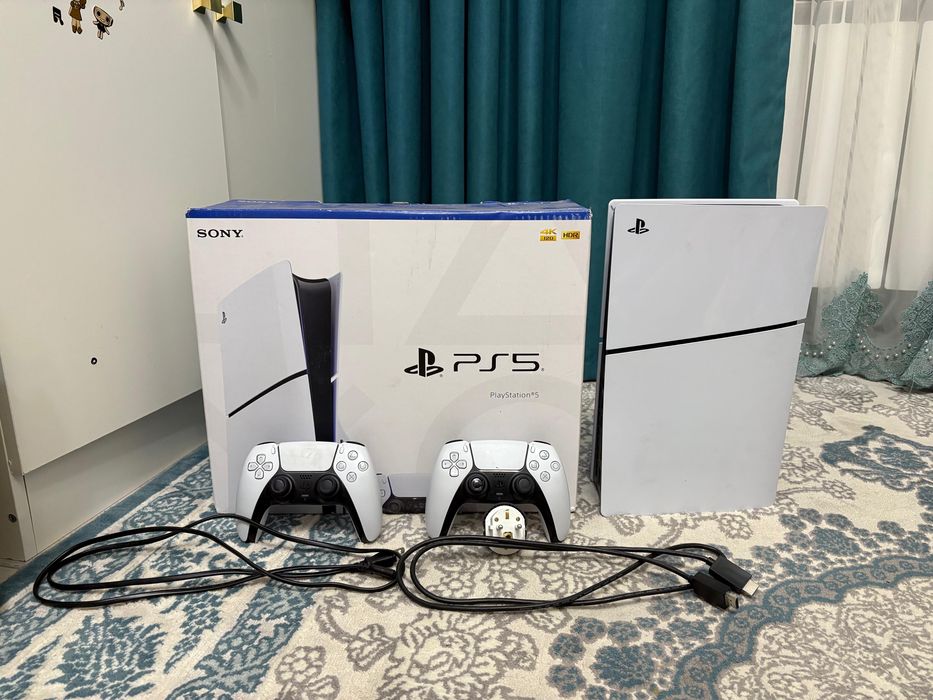 Продам Ps5 с двумя джойстиками и аккаунтом с играми