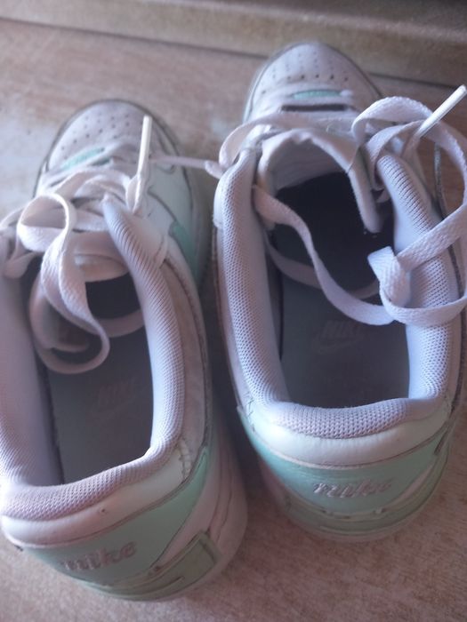 Adidași nike force albi