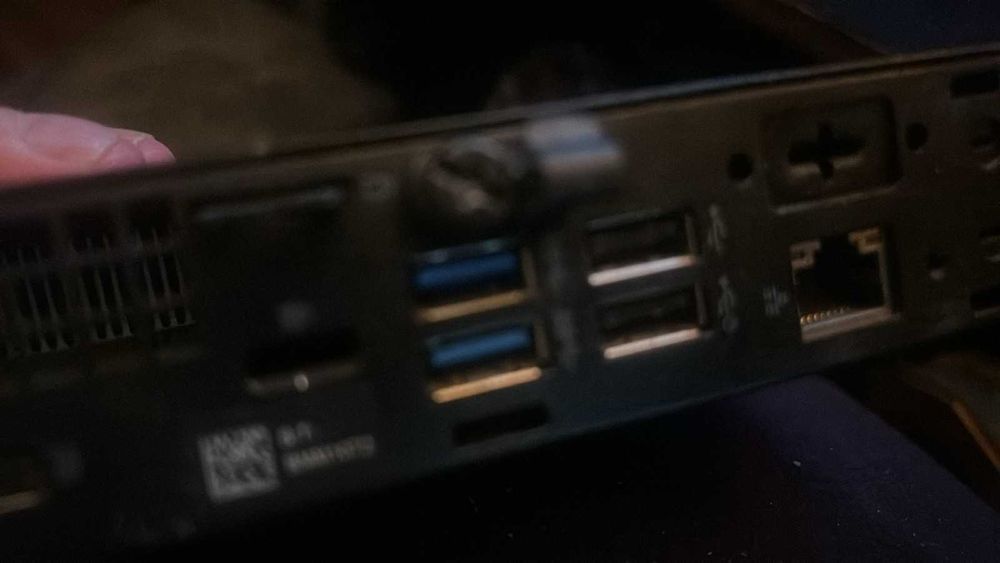 продавам мини компютър dell 3060 I3