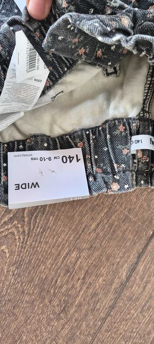 Blugi noi cu etichetafete Sinsay,largi,evazati 9-10 ani