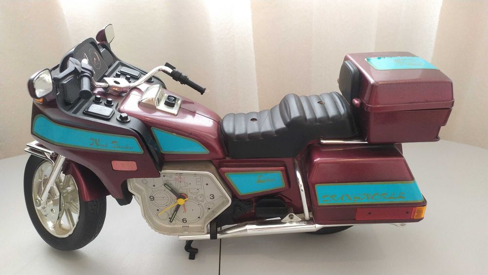 Настолен аналогов часовник във вид на мотор