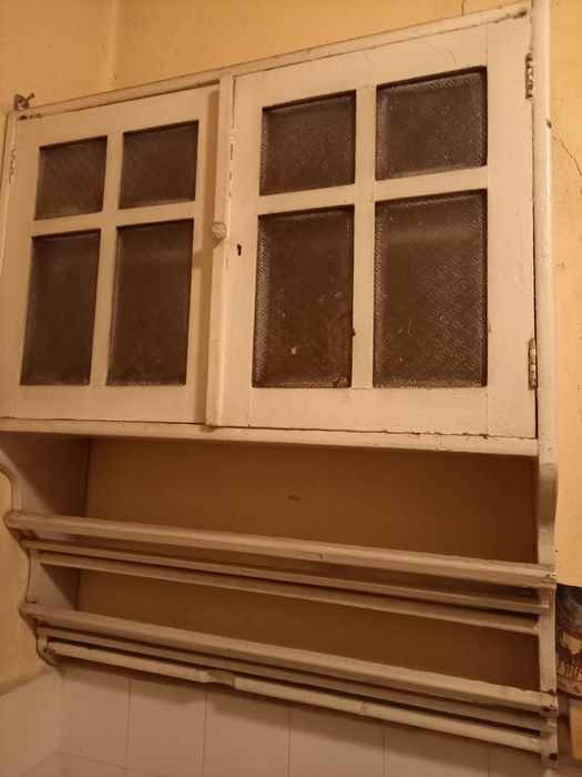 Старинен домакински шкаф