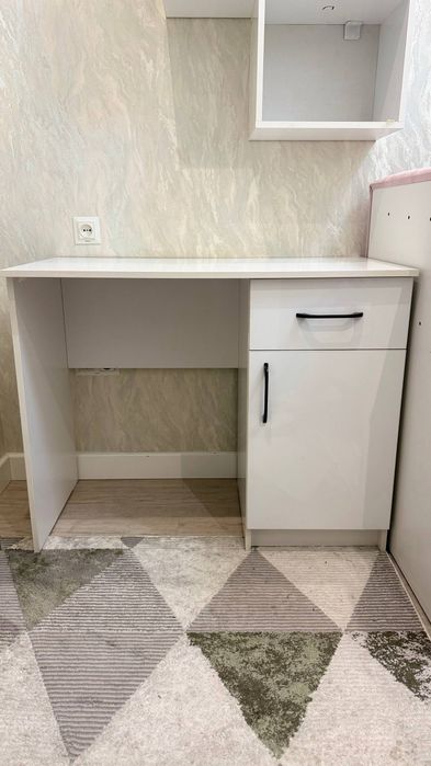 Робочий стол для дома и офиса