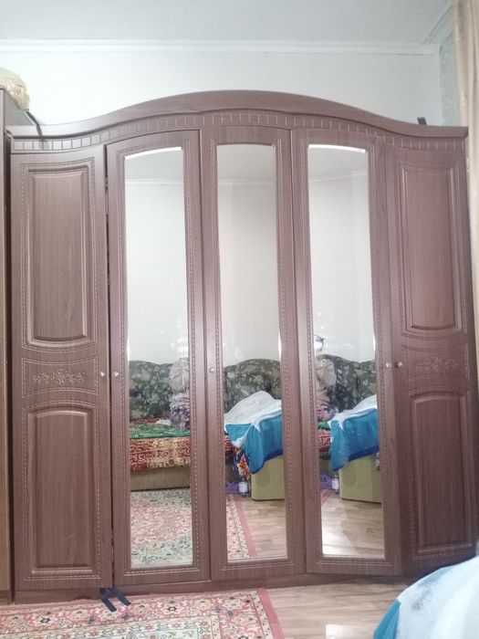 Продам шкаф очень вместительный за 60 тысяч.