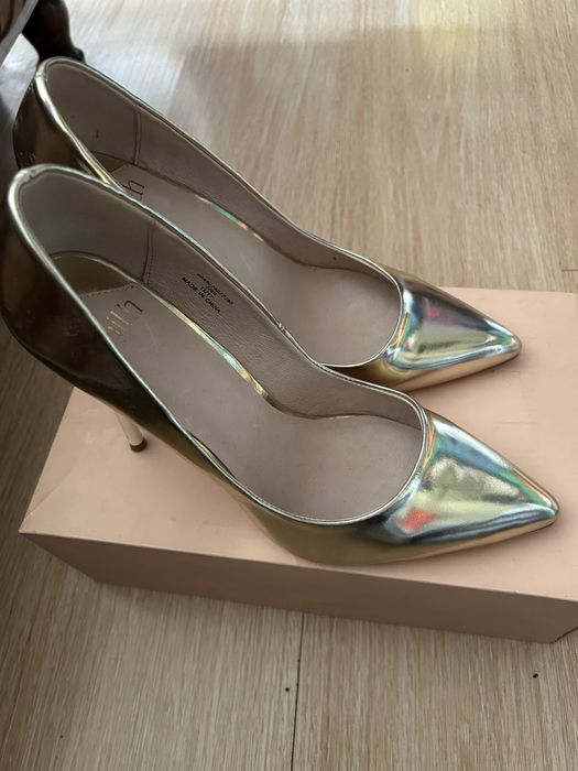 Златни обувки с висок ток