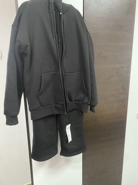 Trening negru nou cu eticheta