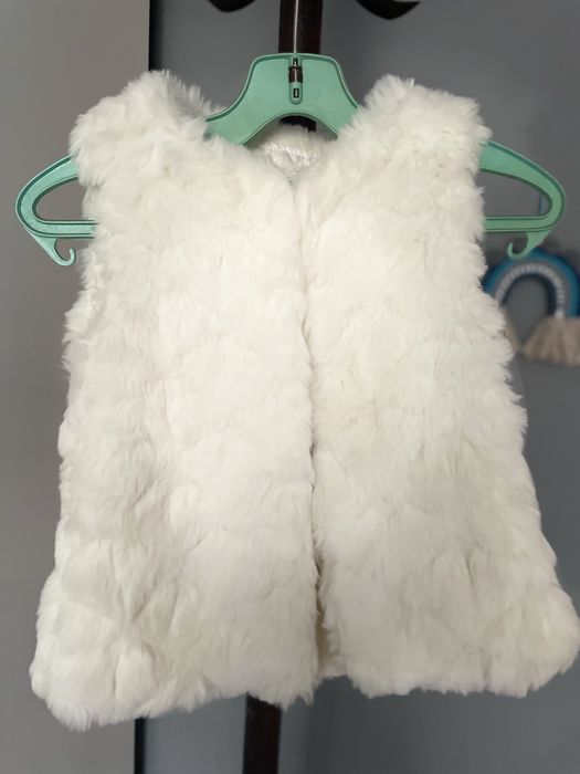 Бял елек с пух за дете