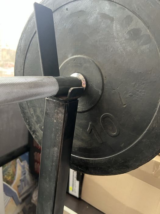 Фитнес лежанка Bench900 с 45кг дискове на нея , стойки за клек-лост