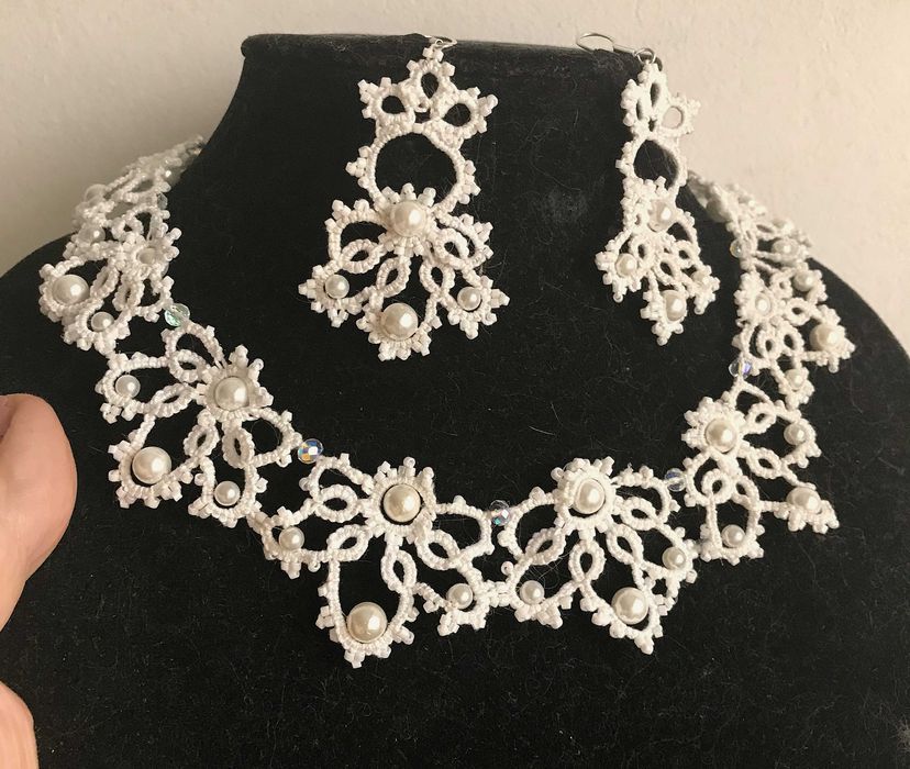 Colier si cercei lucrati manual in tehnica tatting (c 2 suveici mici)