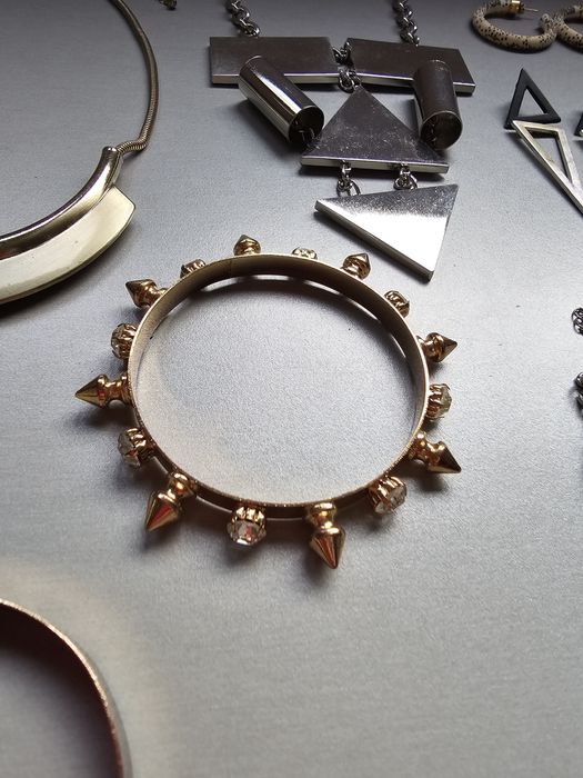 Лот бижута гривни обици колие