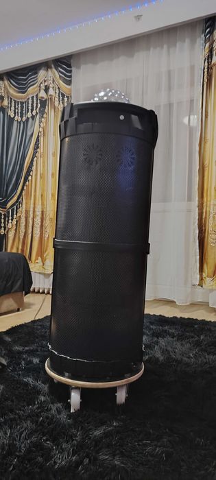 Vând boxa portabil cu roți foarte înalta 1200 lei