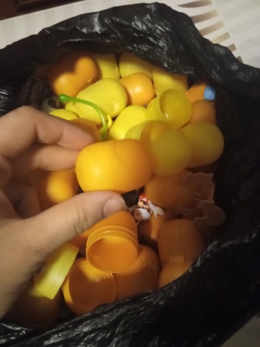 Киндэр идишлари ойинчоглари билан