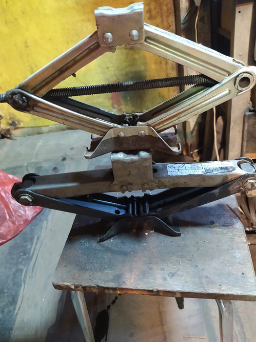 Продам домкраты.