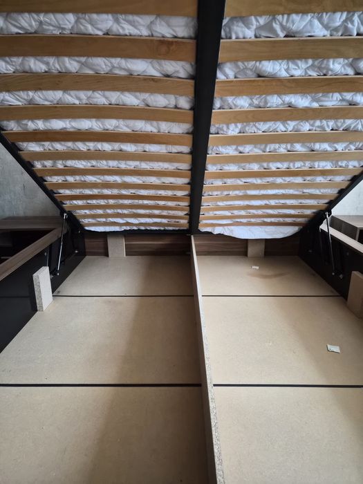 Продавам чисто нова спалня с две нощни шкафчета.