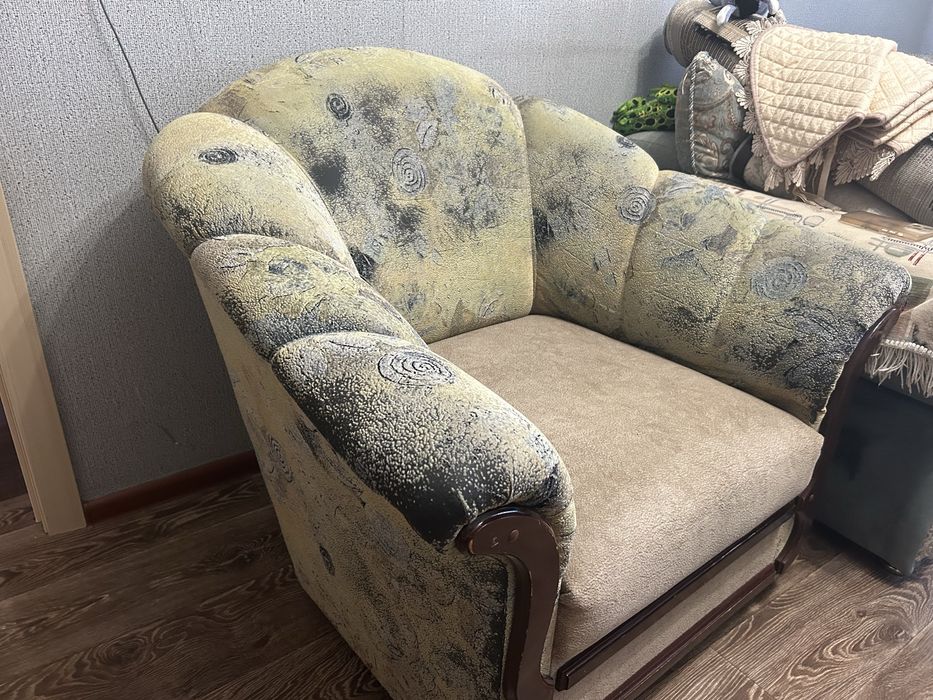 Кресло зеленое .