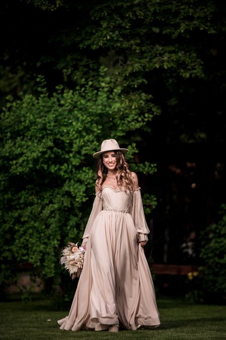 Rochie de mireasa in stil BOHO cu buchet si palarie