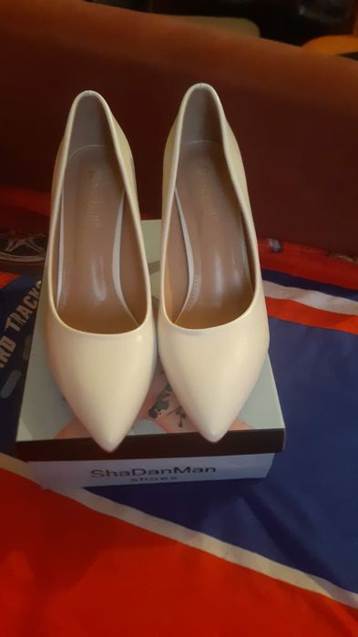 Продаются белые туфли на шпильке