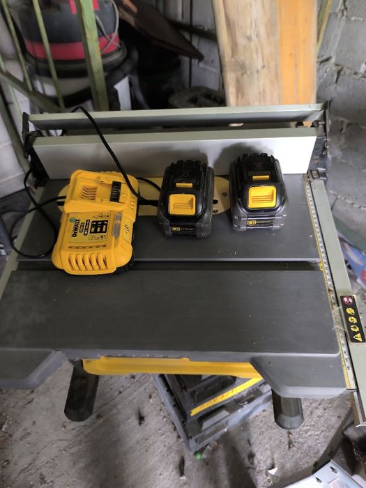 Circular cu masa pe acumulatori dewalt dcs7485lt dcs
