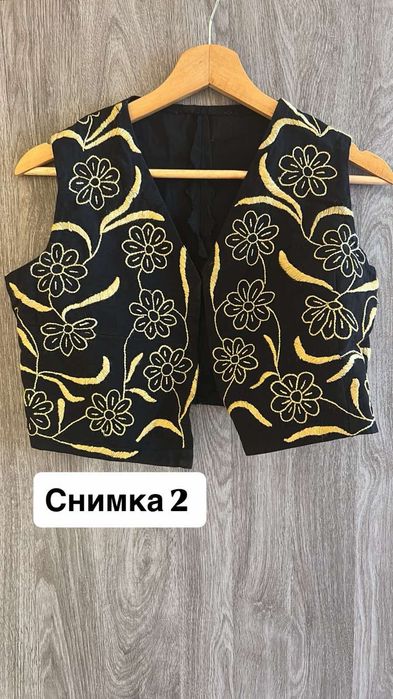 Ефектен къс черен елек с богата жълта бродерия на цветя, размер S/М